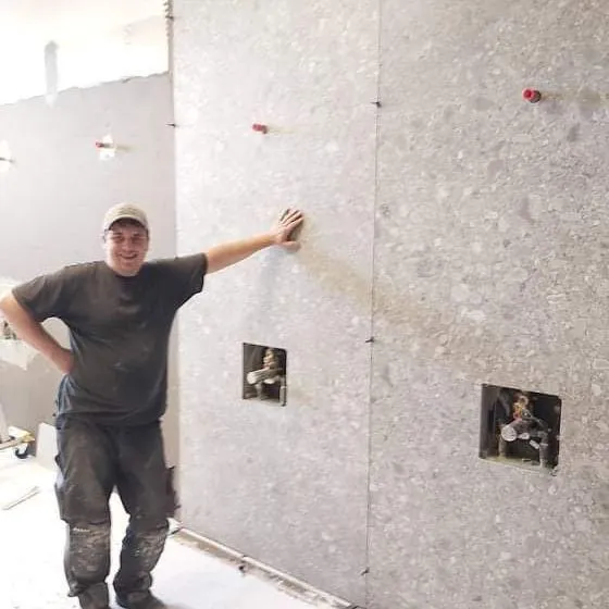 Detailaufnahme von handwerklich verlegten Mosaikfliesen